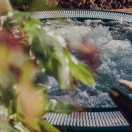 The Circular - Jacuzzi, Hiking & Vineyards *